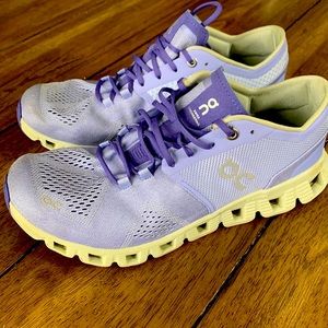 Women’s On Cloud X Size 9